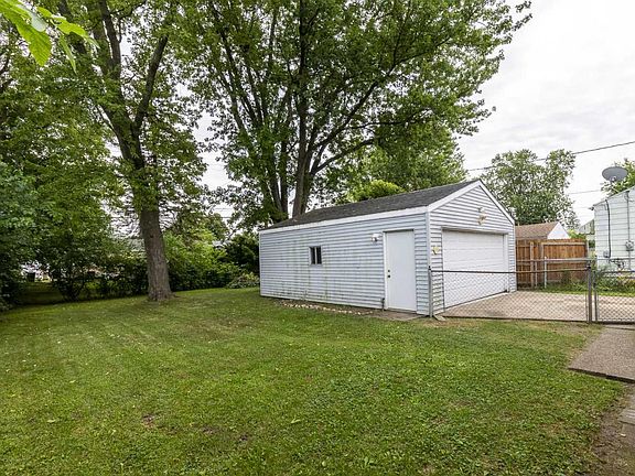 4th image of 228 N Edison Ave