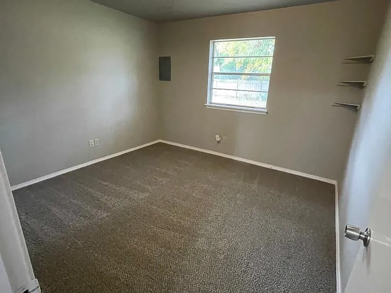 1402 Rebecca Ln — Photo 11