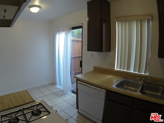 5th image of 338 W Regent St