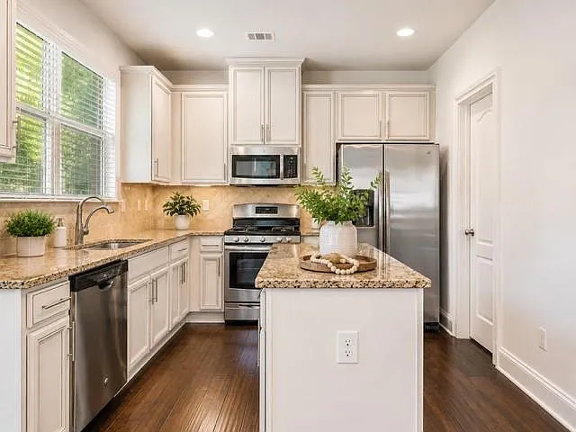 3 bed, 2.5 bath, 2164 sqft, $2,750 — Photo 4