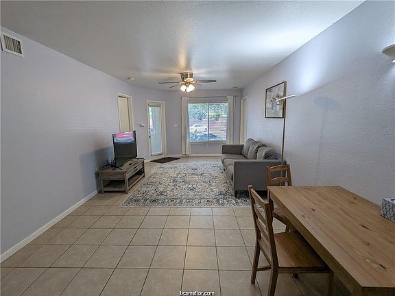 2nd image of 521 Sw Pkwy #102