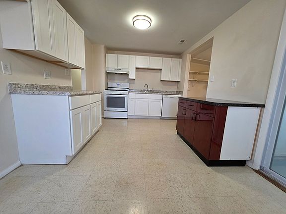 5th image of 2000 Neville Cir