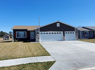816 Sun Ridge Dr, Beatrice, NE 68310