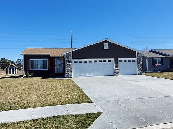 816 Sun Ridge Dr, Beatrice, NE 68310