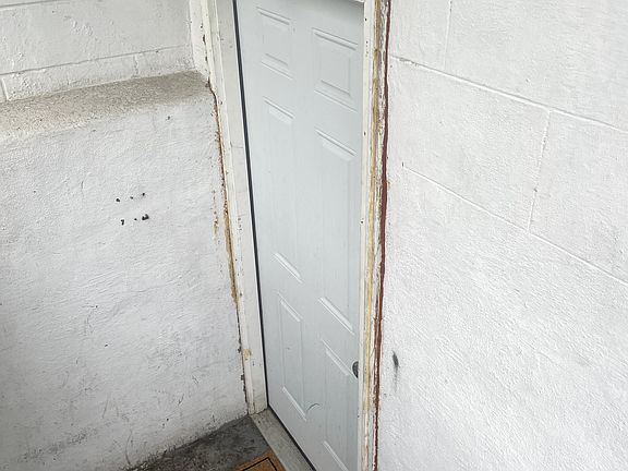 2nd image of 101 1/2 W Chestnut St #1/2