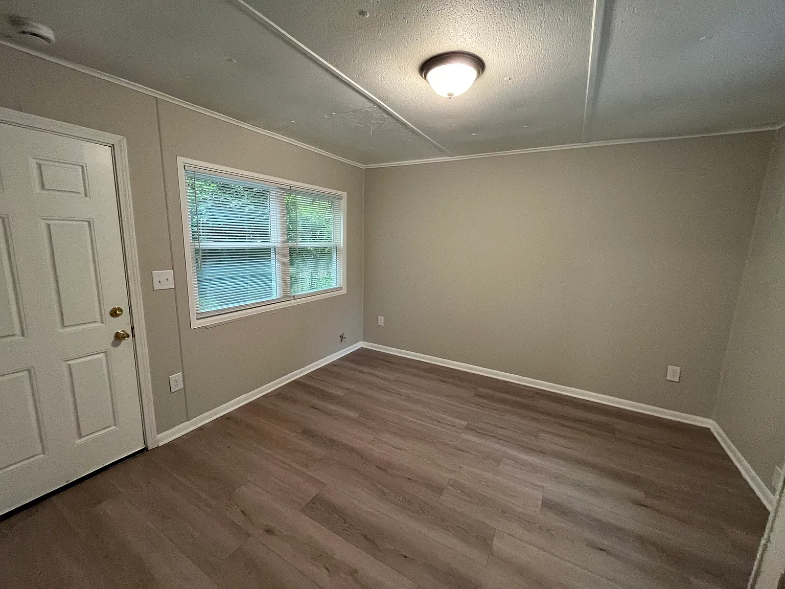 3 bed, 1.5 bath, 1056 sqft, $1,550 — Photo 3