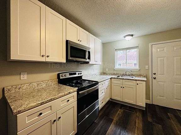 3rd image of 289 Pine Ave