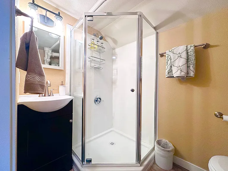 Modern Comfort Meets Convenience Fully Furnished 2-Bedroom ADU in Milwaukie! — Photo 15