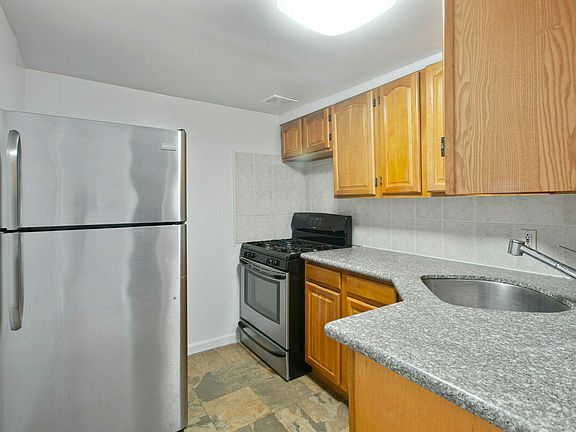 5th image of 154 Putnam Ave APT 3