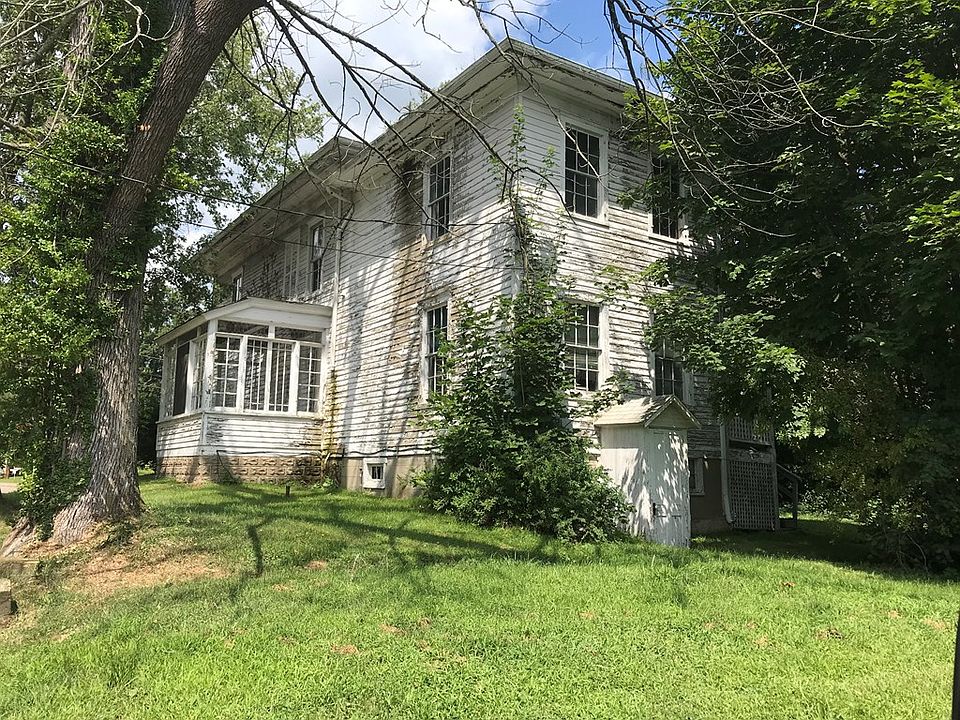 2nd image of 109 Chestnut St