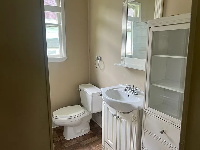 285 Adams St — Photo 8