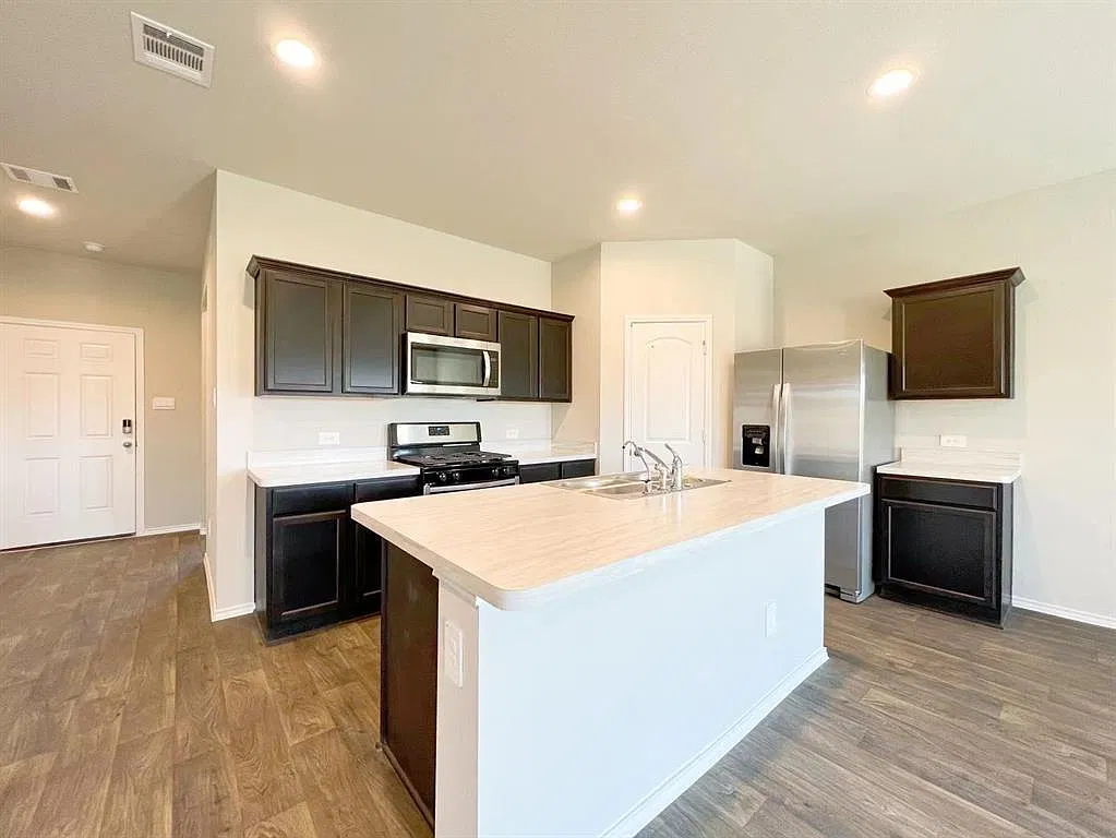 4 bed, 3.0 bath, 2311 sqft, $1,950 — Photo 4