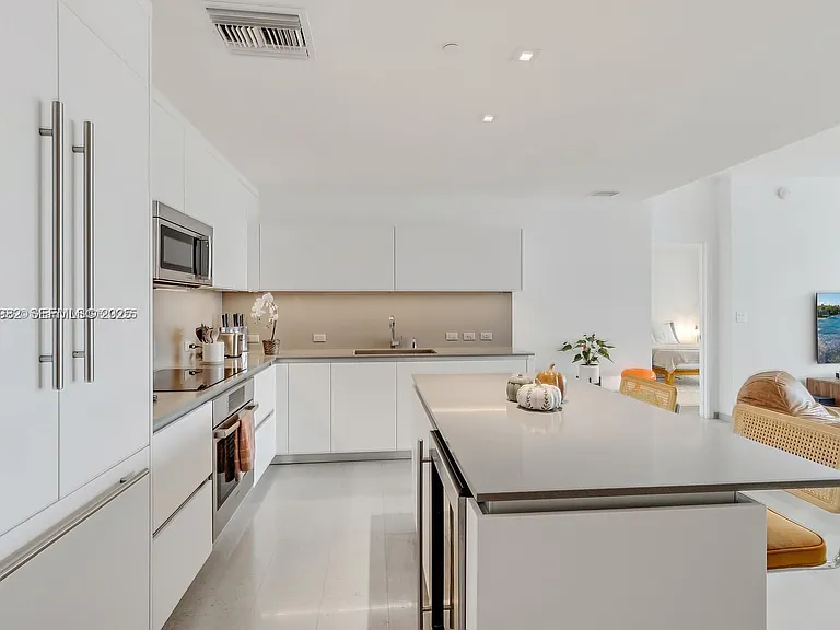 Spacious kitchen with top of the line appliances