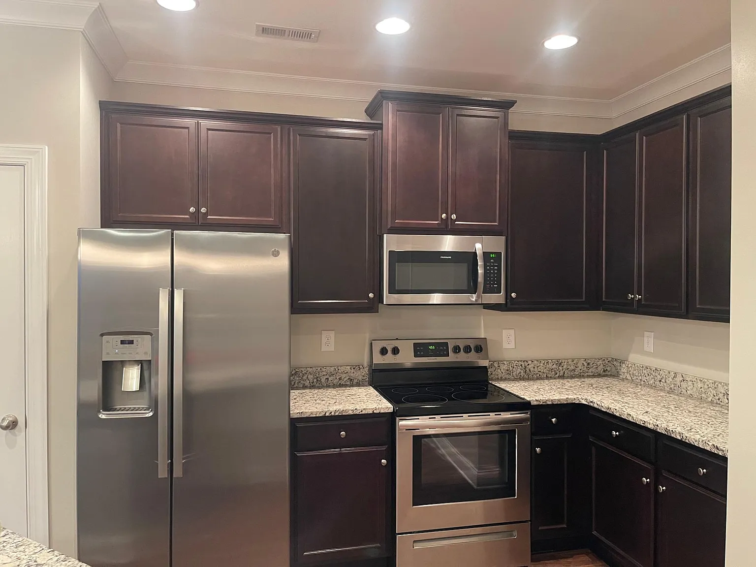3 bed, 2.5 bath, 1587 sqft, $2,100 — Photo 3
