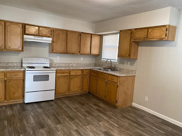 19 Rolling Meadows Dr — Photo 2