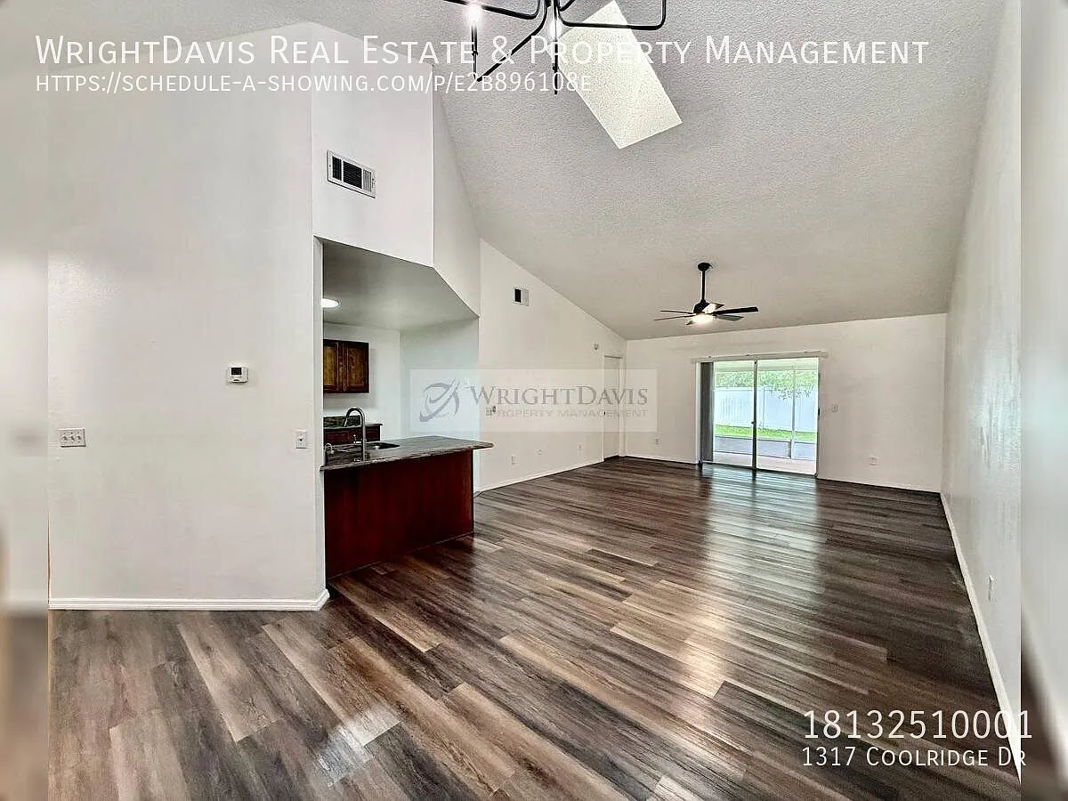 Spacious 3BR/2BA Brandon Home with a Screened Porch & Lake Access — Photo 4