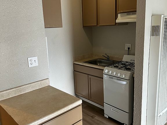 5th image of 1128 N Commerce St #10