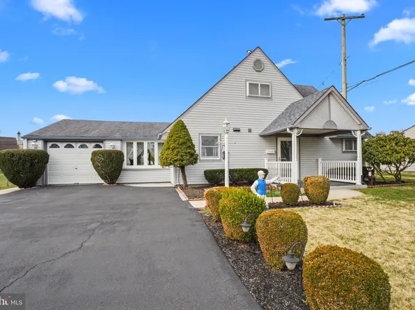 31 Almond Ln, Levittown, PA 19055