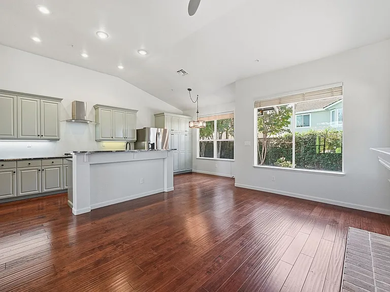 1439 Gordon Dr — Photo 12