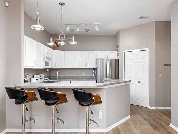 5th image of 2732 S Knightsbridge Cir