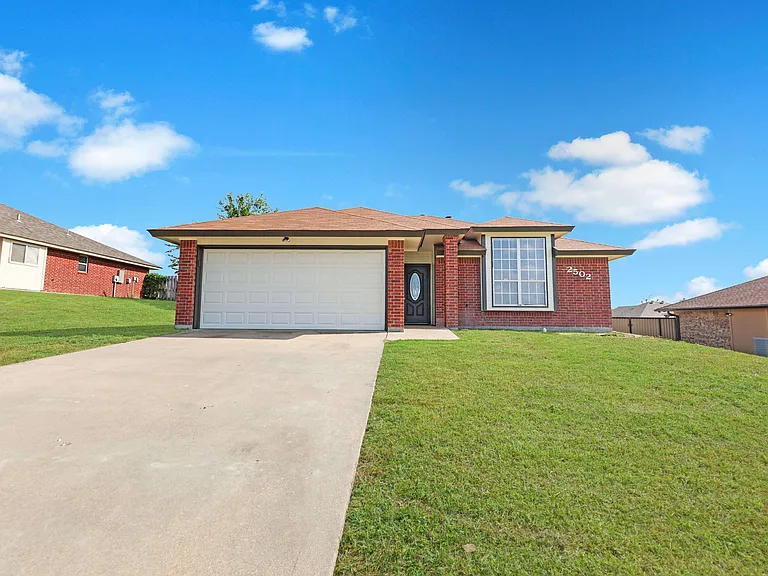2502 Eastwood Dr — Photo 1