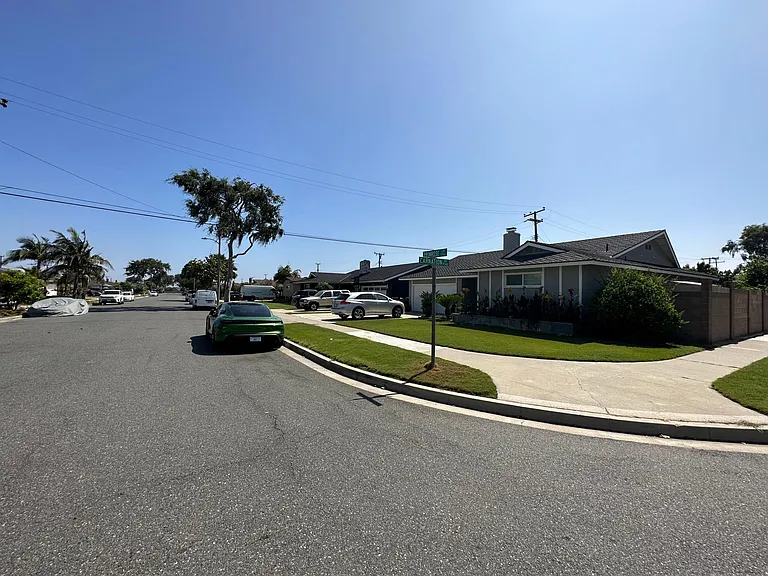 15561 Primrose Ln — Photo 3