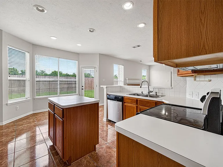 14603 Bladenboro Dr — Photo 25