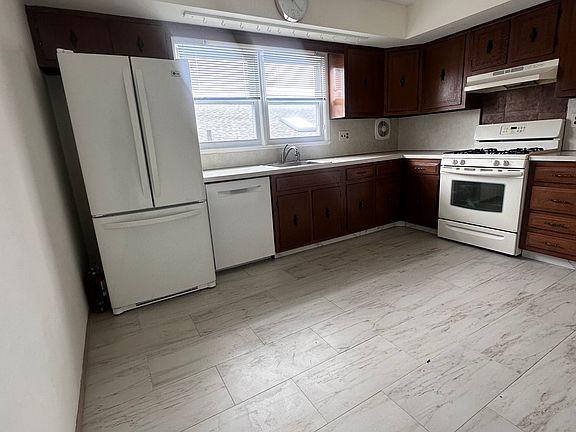 2nd image of 186 Melba St Floor 2