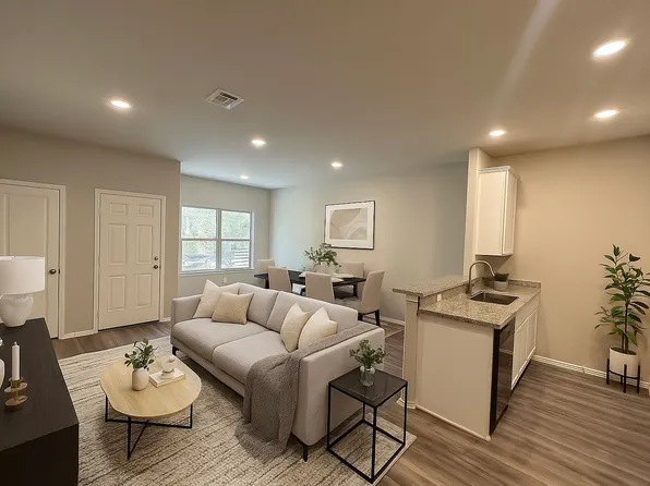 1149F Southwood Dr, Huntsville, TX 77340