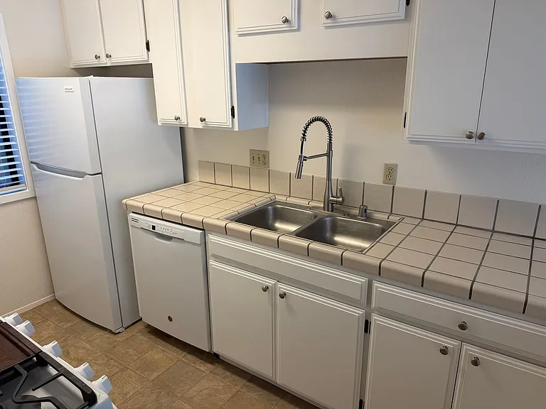 1736 Cable St #3 — Photo 9