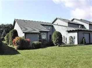 34 Pond Dr E, Rhinebeck, NY 12572