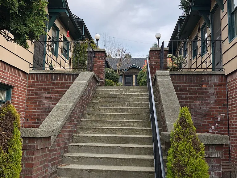 406 Summit Ave E — Photo 2