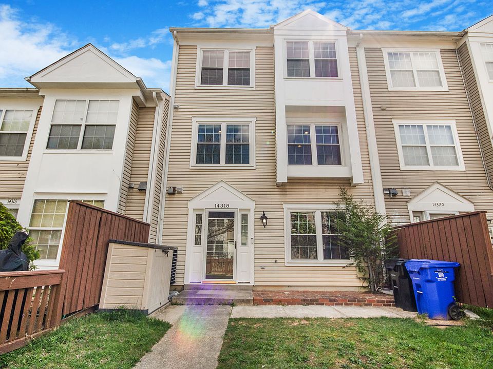 Front of home with yard
