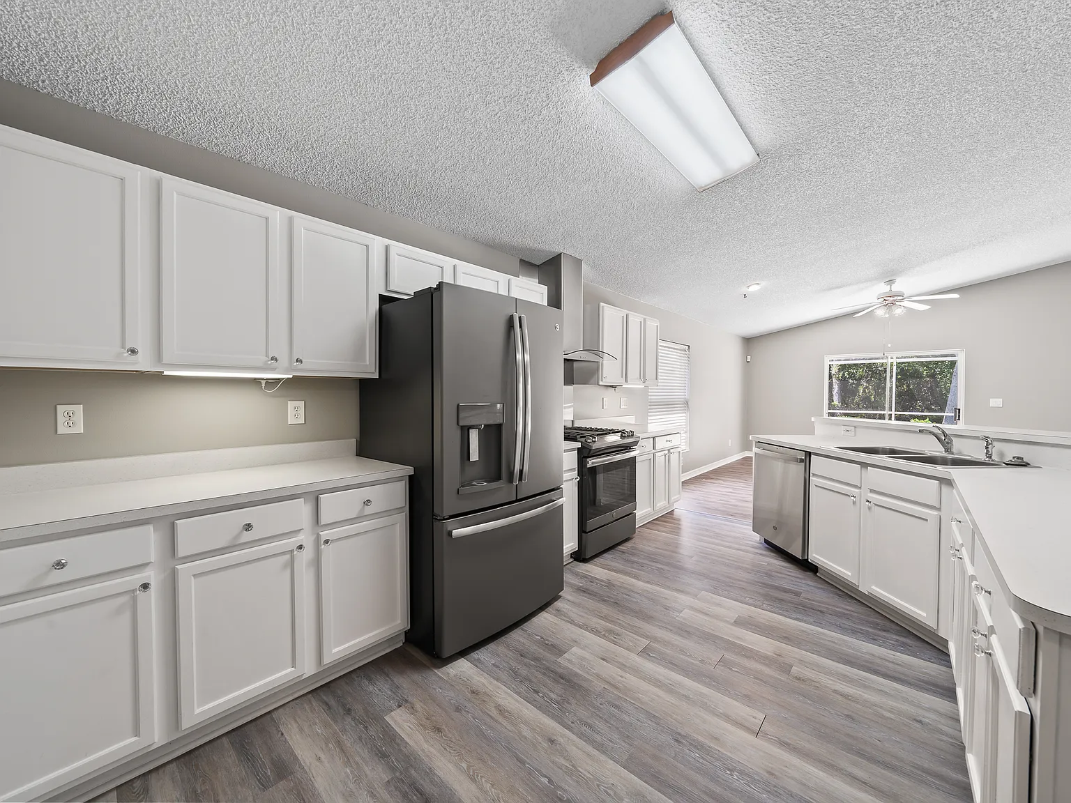 3 bed, 1982 sqft, $2,950 — Photo 3