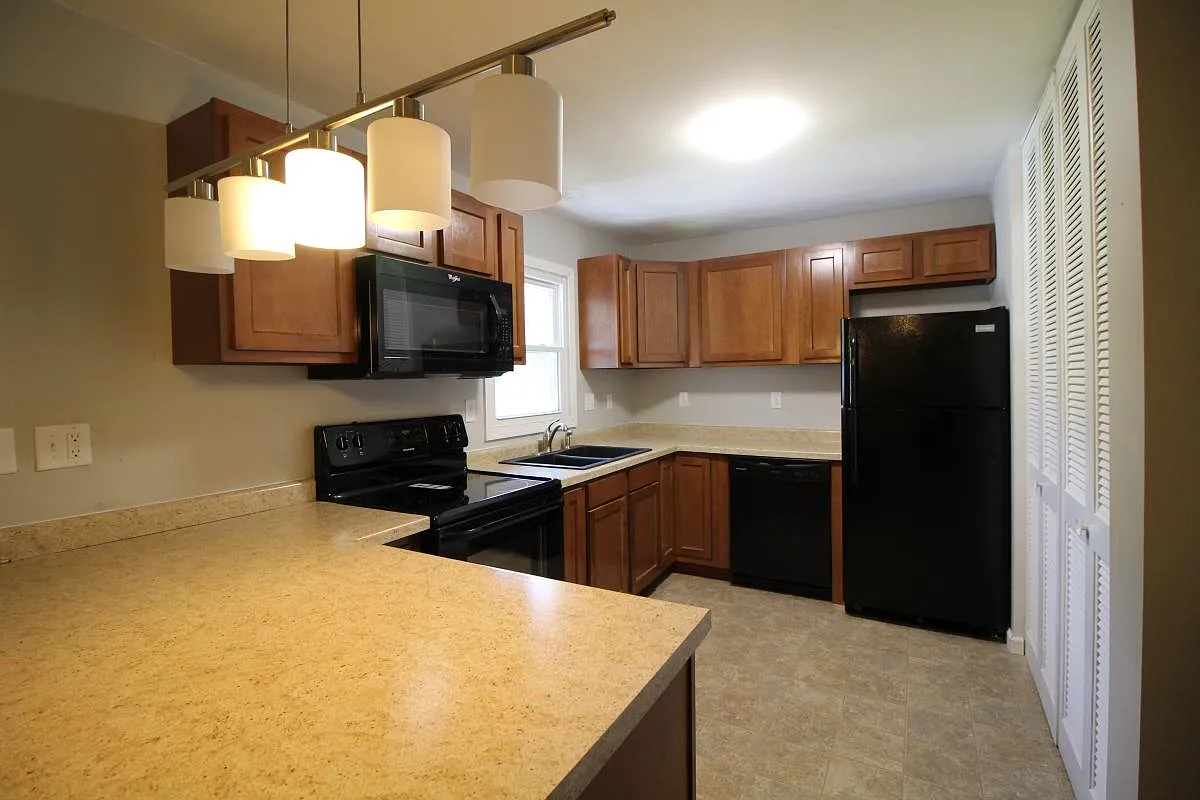 3 bed, 1616 sqft, $1,700 — Photo 2