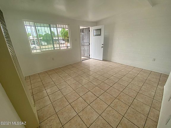 3rd image of 1104 E Kentucky St