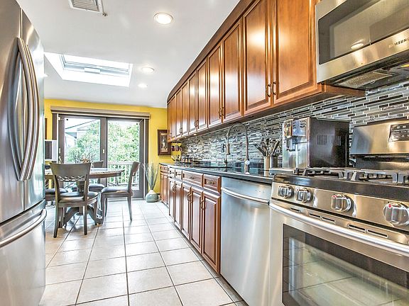 3rd image of 2728 Beacon Hill Dr