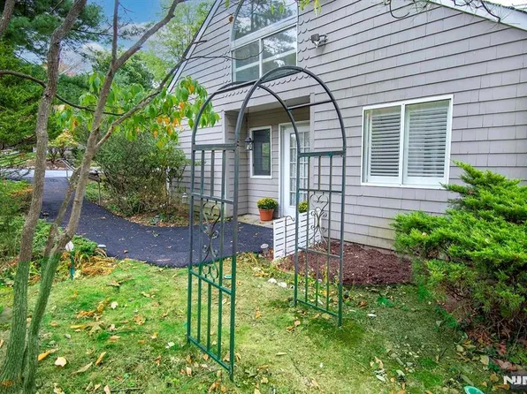 51 Hickory Hill Ln, Tappan, NY 10983
