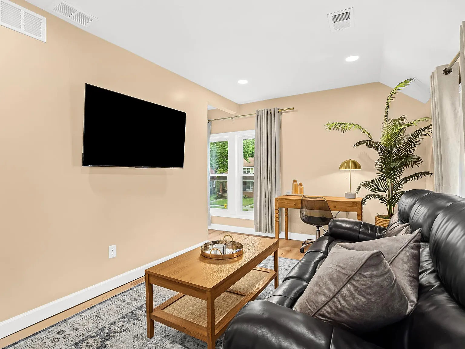 2 bed, 1000 sqft, $4,200 — Photo 3