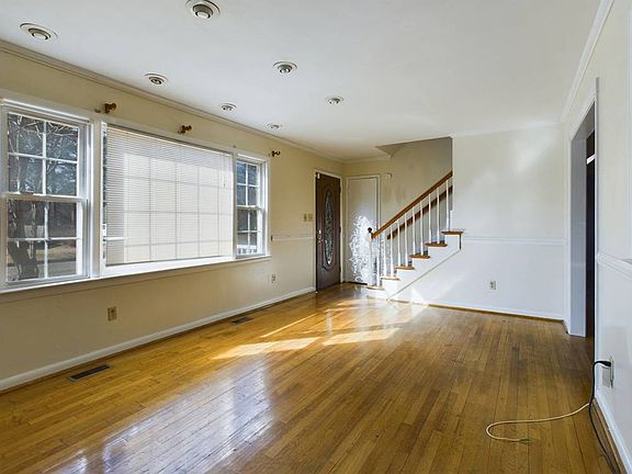 3rd image of 430 Eastwood Dr