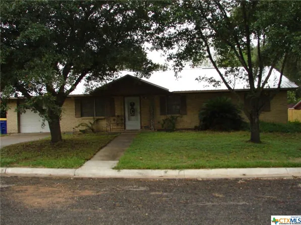 831 Larry Dr, Gonzales, TX 78629