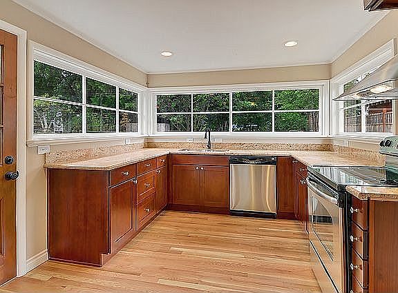 180b degree wrap around windows in kitchen