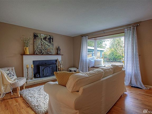 4th image of 3527 Tahoma Pl W
