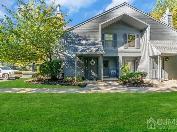 305 Woodhaven Dr, Edison, NJ 08817