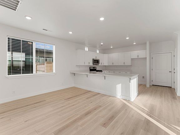 4th image of 650 Juniper Hill Dr