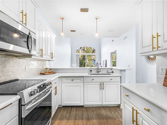 2nd image of 909 Bahia Mar Rd