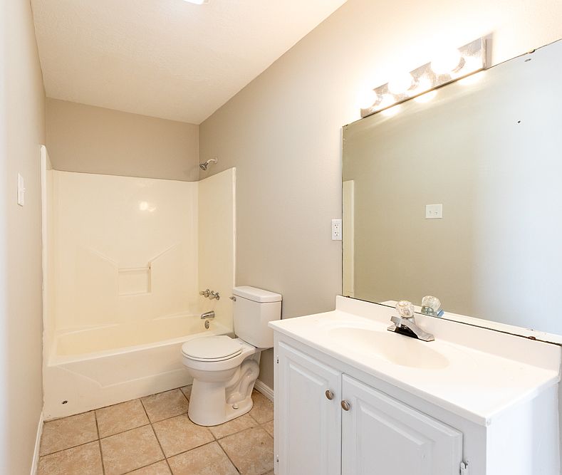 885B-SISTRUNK-bathroom2_11182025