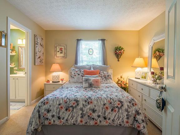 5th image of 160 Royal Farm E