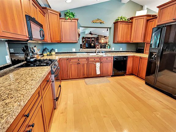 4th image of 300 Cedar Ct