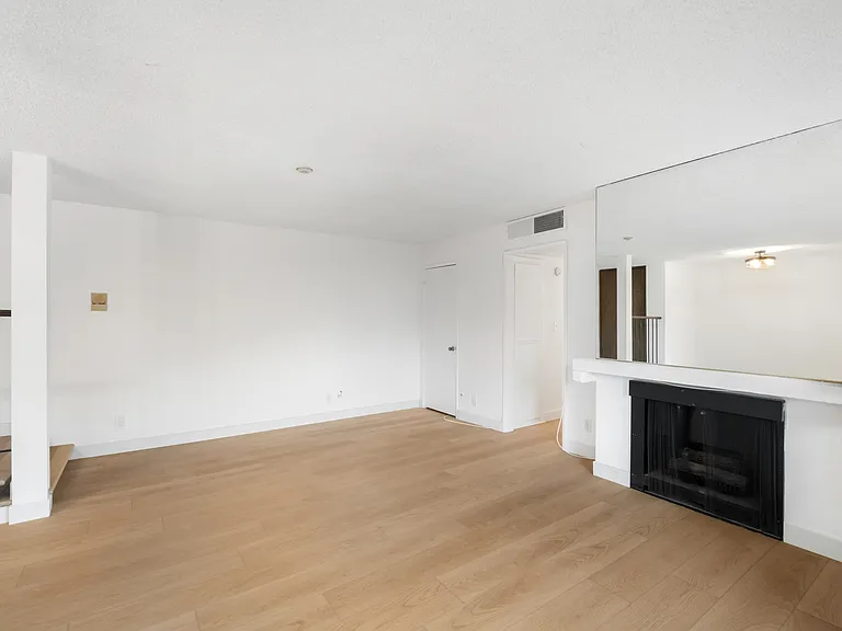 1109 Summertime Ln #1 — Photo 4
